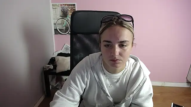 Snapshot of viktoria_lovely chatting on July 2026 07:00:01 AM viktoria lovely online show from July 2026 07:00:01 AM