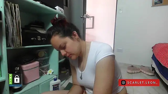 Scarletleon77 online show from November 2025 02:53:02 PM