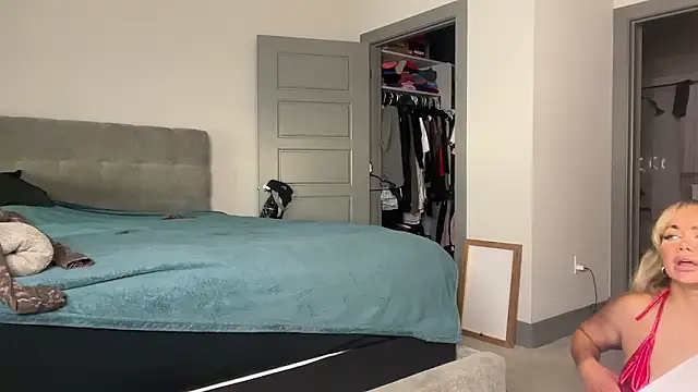 Snapshot of ElenaErickson chatting on December 2024 11:07:01 PM ElenaErickson online show from December 2024 11:07:01 PM