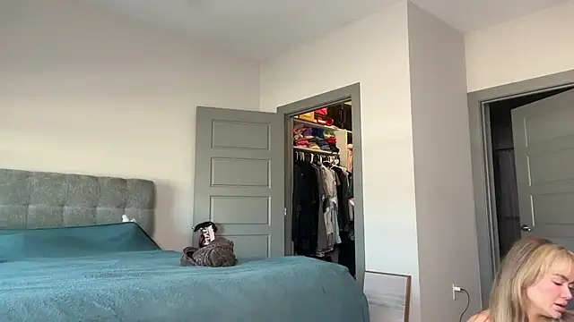 Snapshot of ElenaErickson chatting on February 2025 10:01:01 PM ElenaErickson online show from February 2025 10:01:01 PM