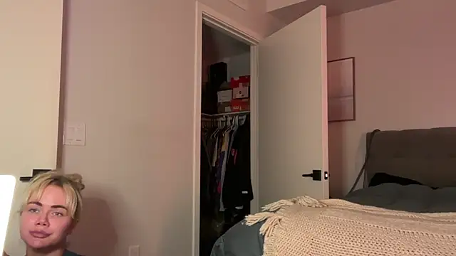 Snapshot of ElenaErickson chatting on February 2026 04:30:02 AM ElenaErickson online show from February 2026 04:30:02 AM