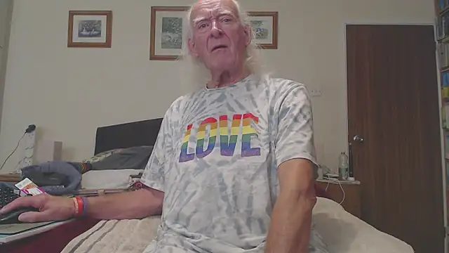 Snapshot of WaverlyKernow chatting on November 2025 10:59:01 AM WaverlyKernow online show from November 2025 10:59:01 AM