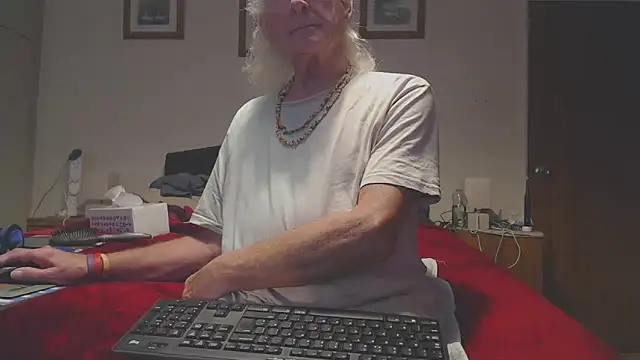 Snapshot of WaverlyKernow chatting on December 2025 10:00:02 AM WaverlyKernow online show from December 2025 10:00:02 AM