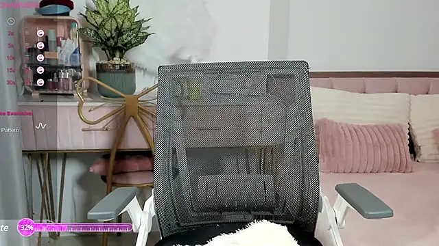 Snapshot of _Joliie_ chatting on February 2025 08:01:01 PM Joliie online show from February 2025 08:01:01 PM