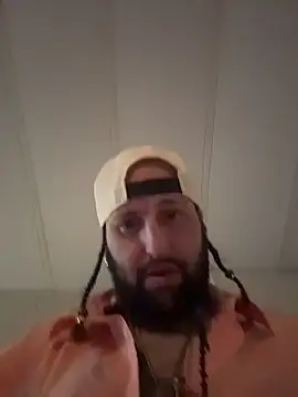 Snapshot of BobbyQ29 chatting on February 2026 07:02:01 AM BobbyQ29 online show from February 2026 07:02:01 AM