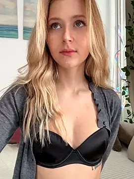 LunaRase online show from October 2025 08:45:02 AM