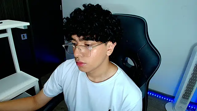 Snapshot of _nickconnor01 chatting on February 2025 10:43:01 PM nickconnor01 online show from February 2025 10:43:01 PM