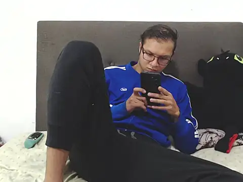 Snapshot of andy_loverxx chatting on February 2026 01:31:01 AM andy loverxx online show from February 2026 01:31:01 AM