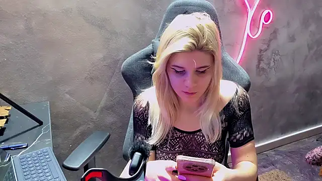 Snapshot of LeylaRosse chatting on February 2026 07:49:01 AM LeylaRosse online show from February 2026 07:49:01 AM