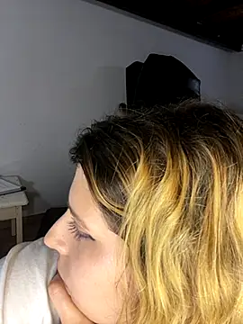 Snapshot of FlorBich chatting on September 2025 10:10:01 PM FlorBich online show from September 2025 10:10:01 PM