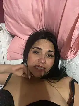 paolagomez  online show from January 2025 11:47:01 PM