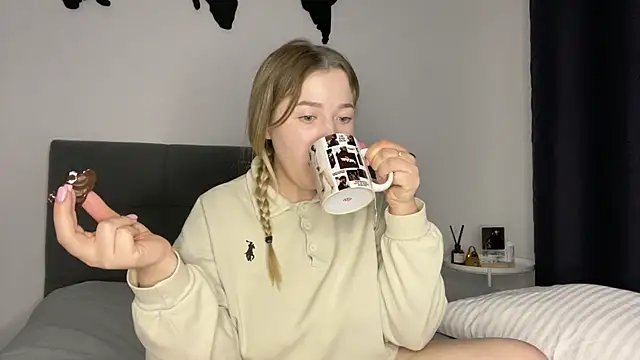 Embersweetbunny online show from January 2025 03:42:02 PM