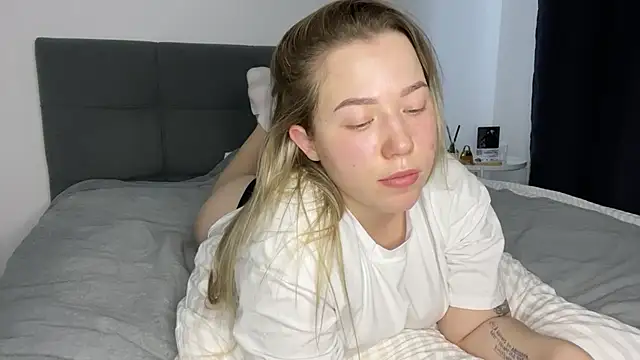 Embersweetbunny online show from January 2025 12:28:02 PM