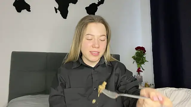 Embersweetbunny online show from January 2025 02:24:02 PM