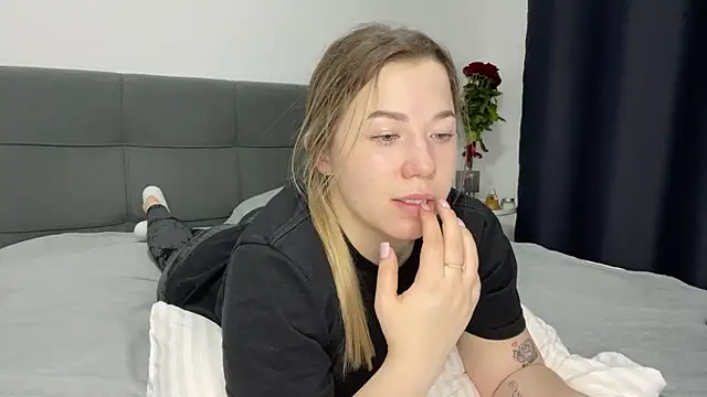 Embersweetbunny online show from January 2025 06:52:01 PM