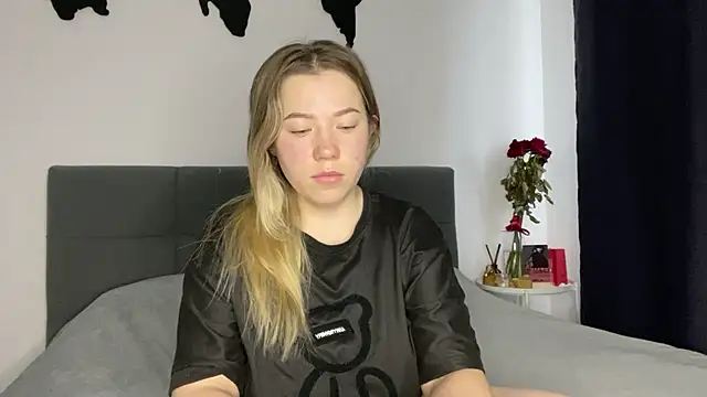 Embersweetbunny online show from February 2025 08:08:01 AM