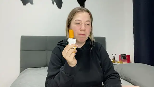 Embersweetbunny online show from February 2025 03:17:01 PM