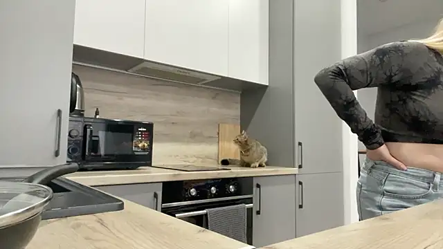 Embersweetbunny online show from September 2025 05:51:02 AM