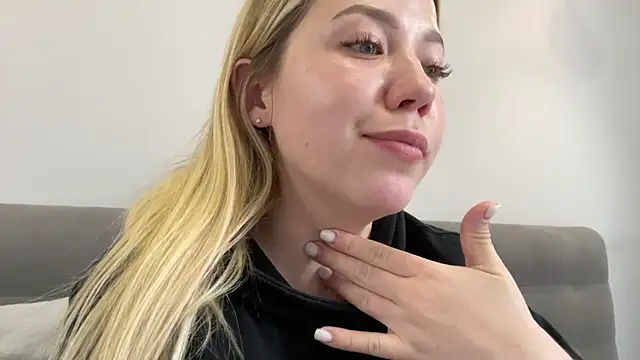 Embersweetbunny online show from November 2025 11:53:01 AM