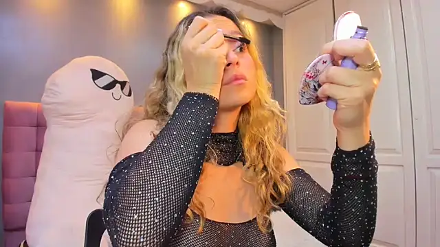 IssadoraJames online show from October 2025 10:00:02 PM