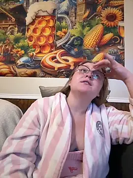 Snapshot of PhatAssBlond chatting on September 2025 06:03:01 AM PhatAssBlond online show from September 2025 06:03:01 AM