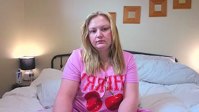 Snapshot of PhatAssBlond chatting on February 2026 05:21:01 PM PhatAssBlond online show from February 2026 05:21:01 PM