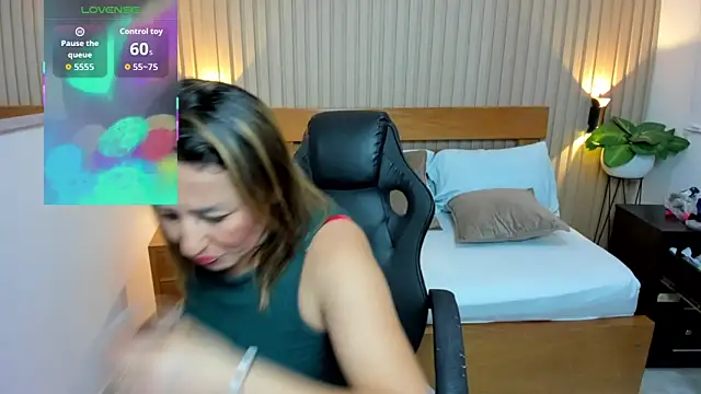 Snapshot of luciana_ballesteros_ chatting on April 2026 12:10:01 PM luciana ballesteros online show from April 2026 12:10:01 PM
