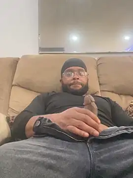 Snapshot of Enos3 chatting on October 2025 07:43:01 PM Enos3 online show from October 2025 07:43:01 PM