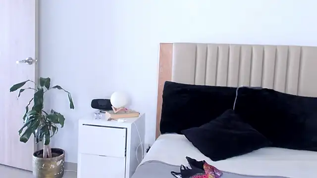 AnaHenao online show from October 2025 05:24:02 PM