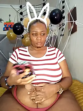 Snapshot of CocoBootyyy chatting on October 2025 06:13:02 AM CocoBootyyy online show from October 2025 06:13:02 AM