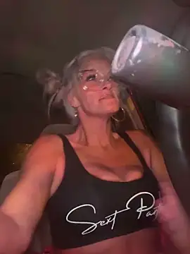 Snapshot of vixendoll87 chatting on November 2025 12:33:01 AM vixendoll87 online show from November 2025 12:33:01 AM