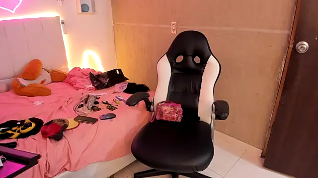 Snapshot of lilith_horny chatting on October 2025 12:30:02 AM lilith horny online show from October 2025 12:30:02 AM