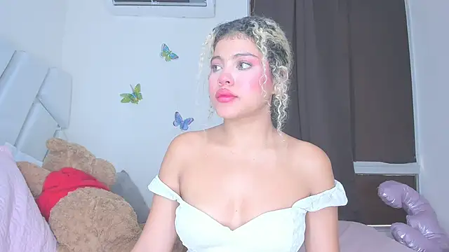 Snapshot of sofiacastillo01 chatting on April 2026 06:05:02 PM sofiacastillo01 online show from April 2026 06:05:02 PM