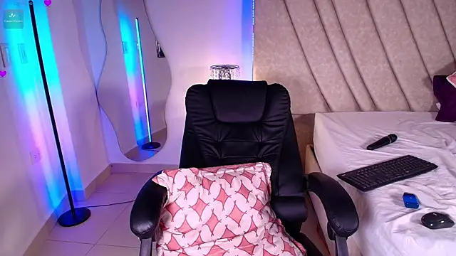 Snapshot of LeahPrada_ chatting on January 2025 11:16:02 PM LeahPrada online show from January 2025 11:16:02 PM