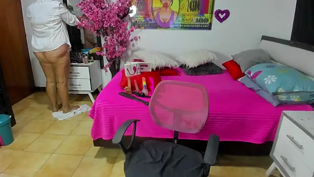 Snapshot of karenmilf_4 chatting on October 2025 04:43:01 AM karenmilf 4 online show from October 2025 04:43:01 AM