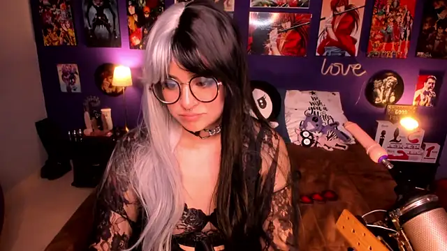 Snapshot of anne_cross chatting on January 2025 04:33:02 AM anne cross online show from January 2025 04:33:02 AM