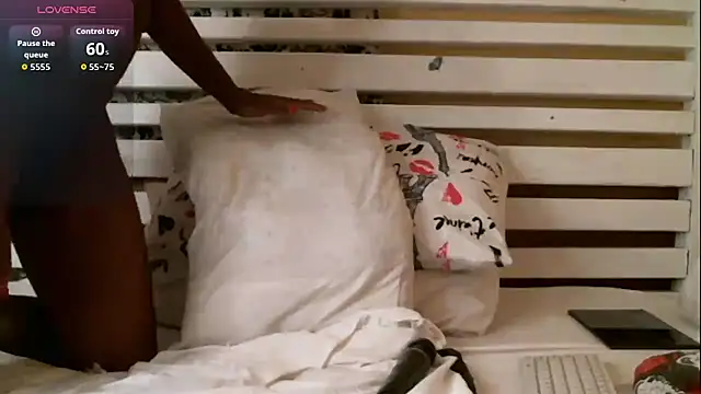 Snapshot of black_sexy_queen chatting on November 2025 09:15:01 PM black sexy queen online show from November 2025 09:15:01 PM