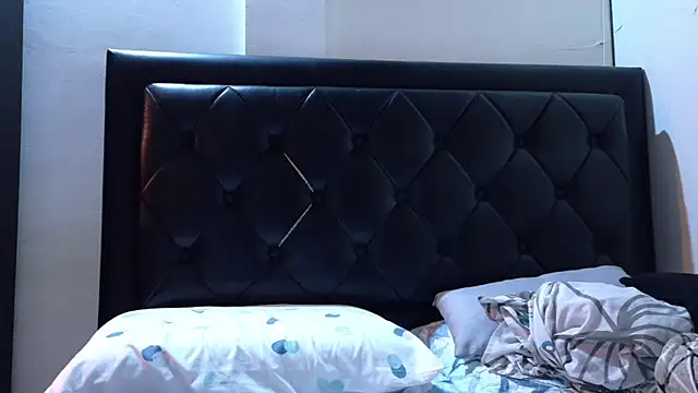 Snapshot of tom_thick chatting on February 2026 12:44:01 AM tom thick online show from February 2026 12:44:01 AM