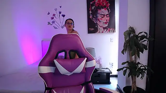 esmeraldaa230 online show from February 2026 07:33:02 PM