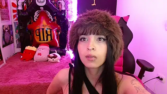 Snapshot of Kind_Scarlett chatting on October 2025 01:24:01 AM Kind Scarlett online show from October 2025 01:24:01 AM