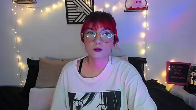 Snapshot of Dafne_Moon chatting on January 2025 01:48:02 AM Dafne Moon online show from January 2025 01:48:02 AM