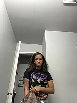 Snapshot of Your_Paris chatting on January 2025 07:08:01 PM Your Paris online show from January 2025 07:08:01 PM