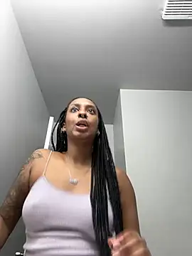 Snapshot of Your_Paris chatting on February 2025 08:33:01 PM Your Paris online show from February 2025 08:33:01 PM