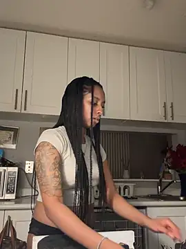 Snapshot of Your_Paris chatting on February 2025 02:42:02 AM Your Paris online show from February 2025 02:42:02 AM