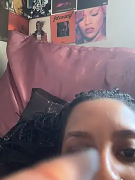 Snapshot of Your_Paris chatting on February 2025 10:31:01 PM Your Paris online show from February 2025 10:31:01 PM