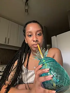 Snapshot of Your_Paris chatting on February 2025 03:31:02 AM Your Paris online show from February 2025 03:31:02 AM