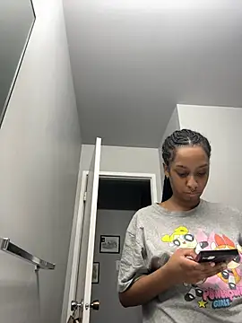 Snapshot of Your_Paris chatting on February 2025 02:36:01 PM Your Paris online show from February 2025 02:36:01 PM