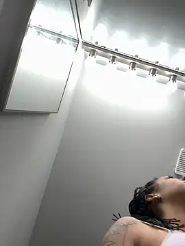 Snapshot of Your_Paris chatting on March 2025 03:05:02 PM Your Paris online show from March 2025 03:05:02 PM