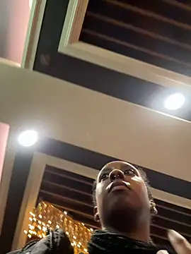 Snapshot of Your_Paris chatting on March 2025 03:11:01 AM Your Paris online show from March 2025 03:11:01 AM