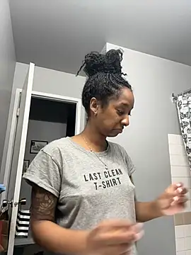 Snapshot of Your_Paris chatting on March 2025 04:28:02 PM Your Paris online show from March 2025 04:28:02 PM